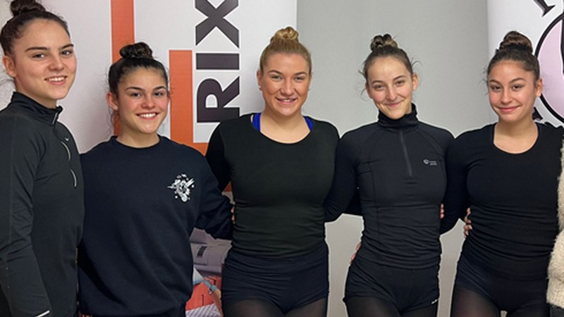 Sariak bat bestearen atzetik lortu dituen Ipuruako gimnasia erritmikoko senior taldeak jaso du Eibar Kirol Saria