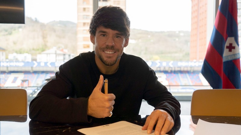 SD Eibar-ek ezustekoa eman eta Juan Bernat fitxatu du