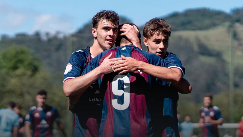 SD Eibarko gizonezkoen bigarren taldeak gorenean jarraitzen du