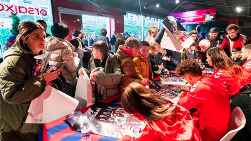 SD Eibarko jokalari berriak bihar zaletuekin izango dira argazki eta sinadura saioan