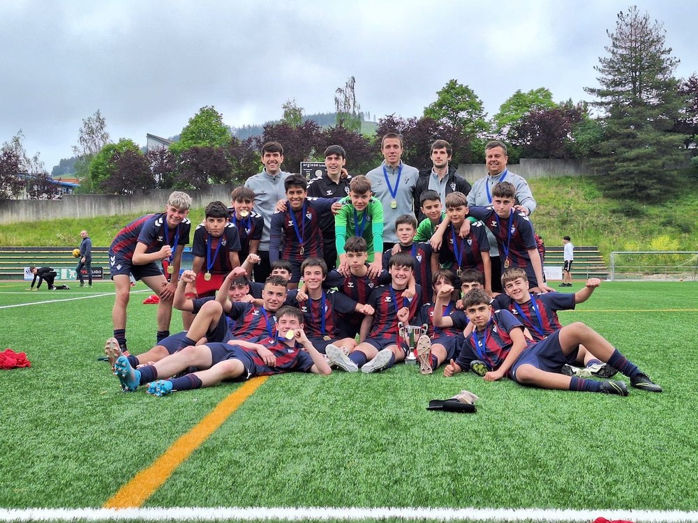 SD Eibarko mutilen Haur Mailako Handiak Gipuzkoako titulua lortu du