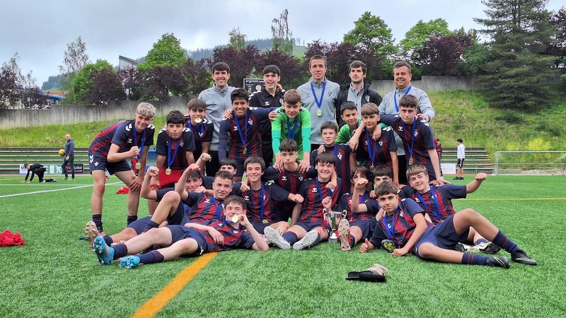 SD Eibarko mutilen Haur Mailako Handiak Gipuzkoako titulua lortu du