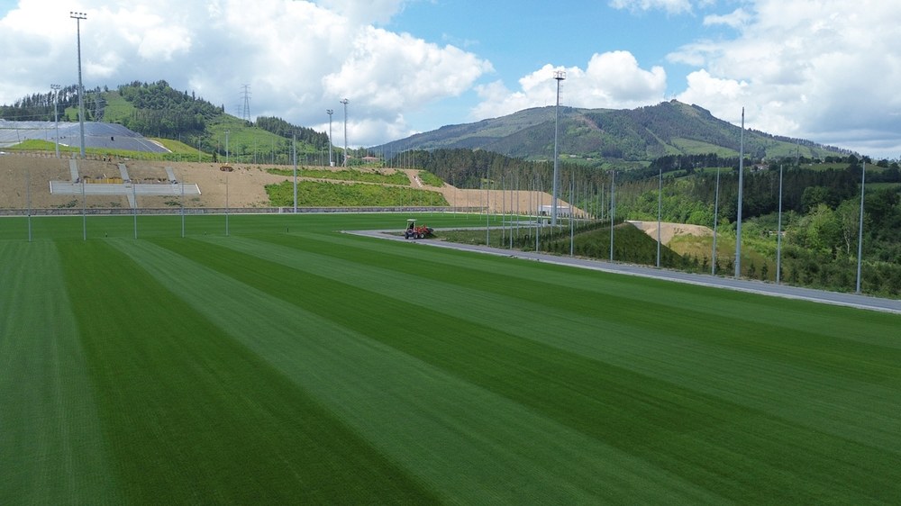 SD Eibarren Kirol Hiria kolorea hartzen ari da