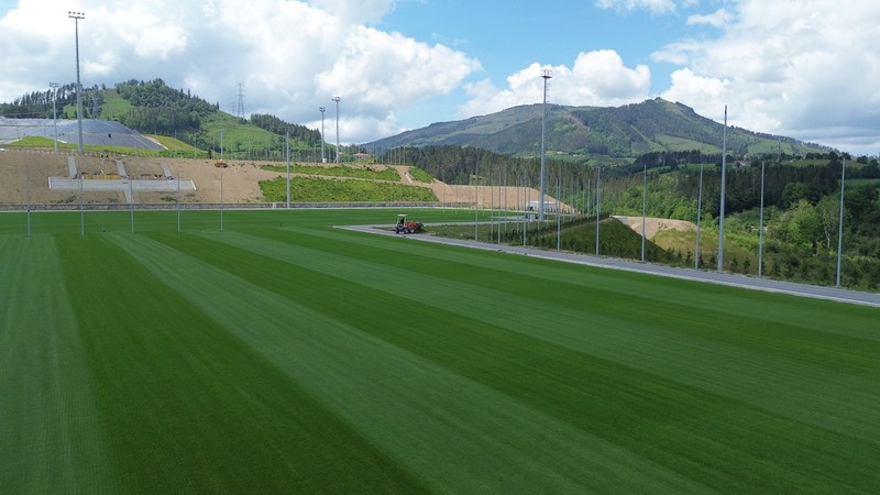 SD Eibarren Kirol Hiria kolorea hartzen ari da