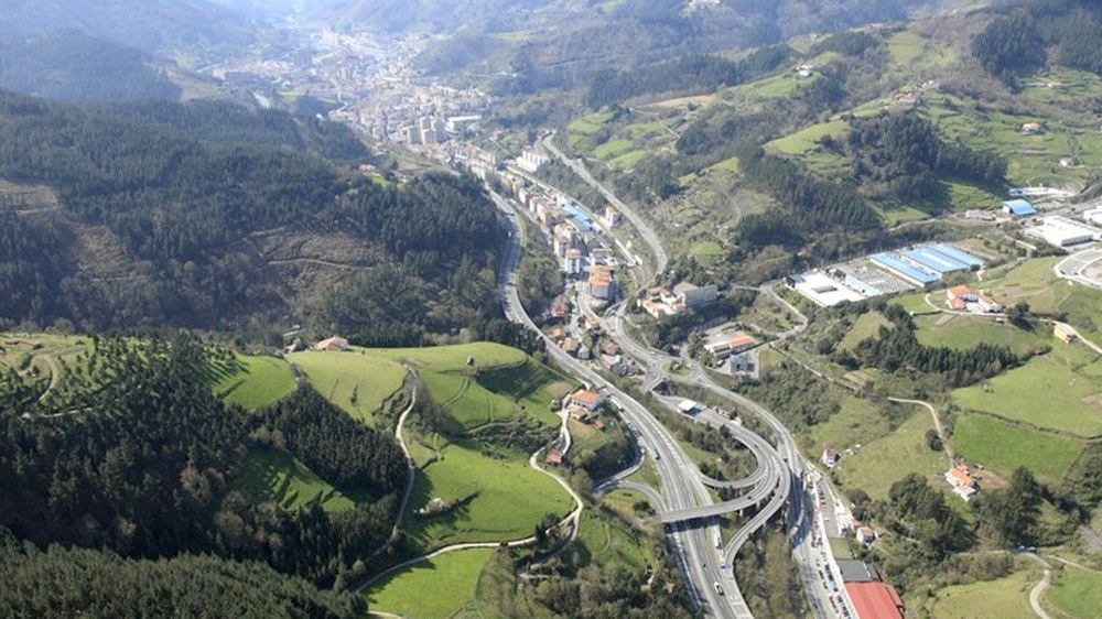 Sei haize-sorgailu jartzeko enpresa batek Eusko Jaurlaritzari eskatu dion lursaila Bergarakoa da eta ez Eibarkoa, Udaletik azaldu dutenez