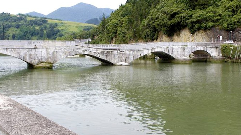 Sei urte bete dira Deba eta Mutriku arteko zubia erori zenetik