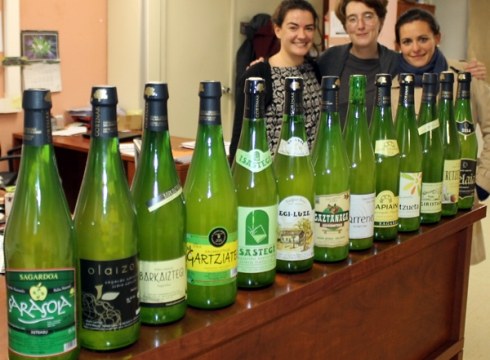 Selfie lehiaketako 13 sagardo botilak banatuta