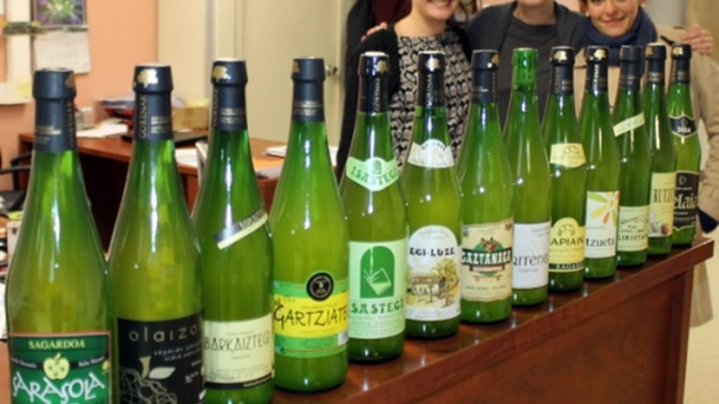 Selfie lehiaketako 13 sagardo botilak banatuta