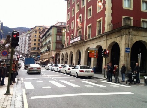 Semaforo berri bi ipini dituzte Untzagan