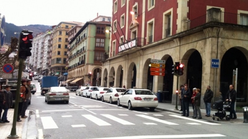 Semaforo berri bi ipini dituzte Untzagan