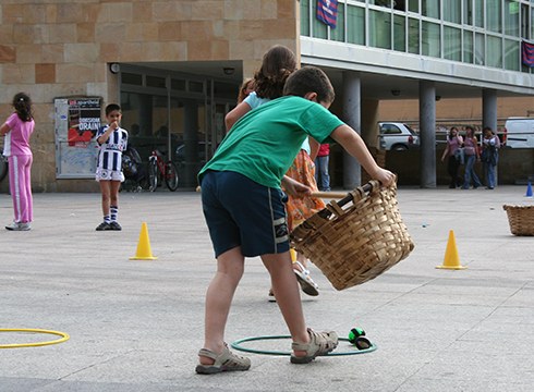 Seme-alaben zaintzaileak kontratatzeko dirulaguntzak emango ditu Eusko Jaurlaritzak