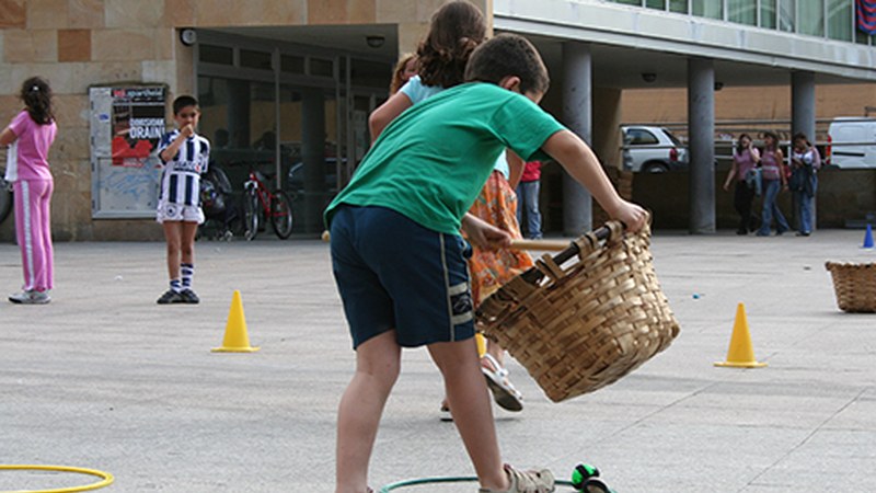 Seme-alaben zaintzaileak kontratatzeko dirulaguntzak emango ditu Eusko Jaurlaritzak