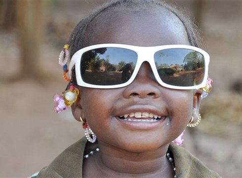 Senegalera bidaltzeko erabilitako betaurrekoak biltzen dihardute Untzaga jubilatu etxean