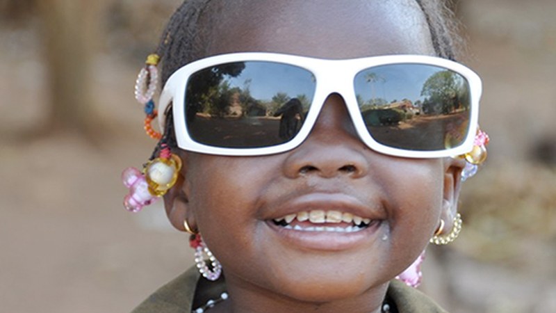 Senegalera bidaltzeko erabilitako betaurrekoak biltzen dihardute Untzaga jubilatu etxean