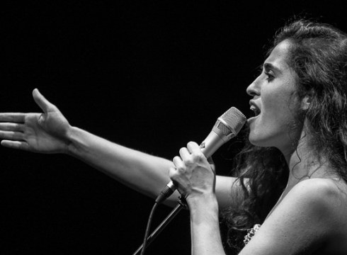 Silvia Perez Cruz, abeslaria: "Zuzenekoaren arriskuzalea izan naiz beti"