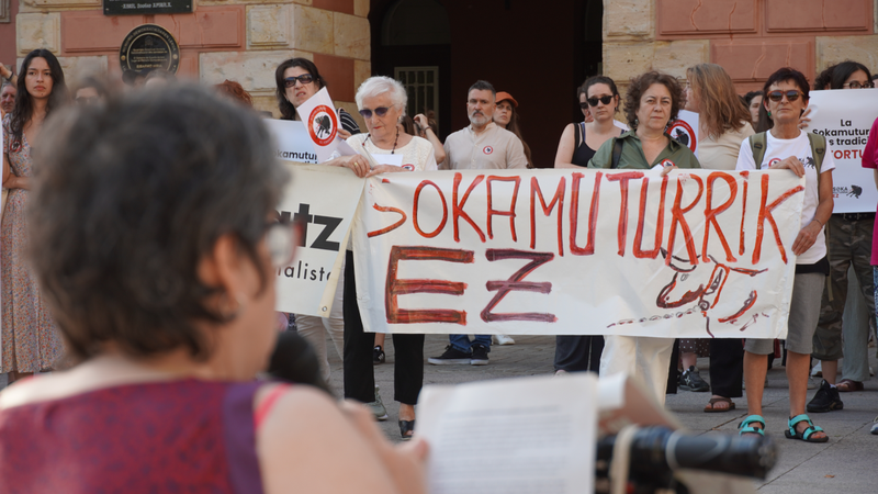 Sokamuturraren itzulera salatu dute Eibarren, 200 lagunen elkarretaratze jendetsuan