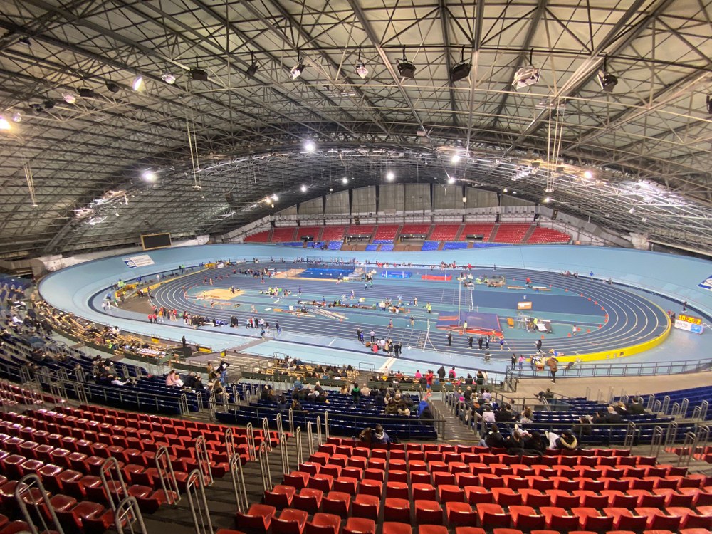 Sonia Mendy eta Ander Svensson bikain aritu dira Gipuzkoako eta Nafarroako pista estaliko 23 urte azpiko txapelketan