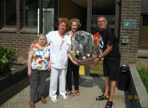 Sostoa abesbatzak San Andres egoitzari oparitu dio otarra