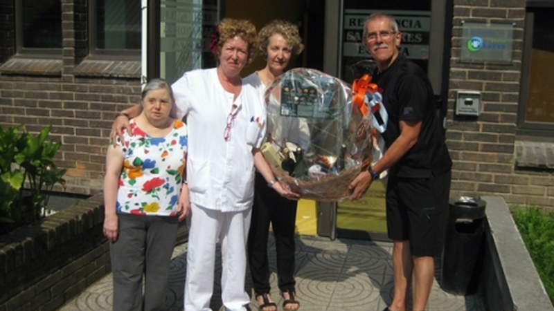 Sostoa abesbatzak San Andres egoitzari oparitu dio otarra