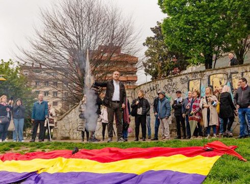 Sozialistek Errepublika Eguna ospatu zuten txapliguen artean