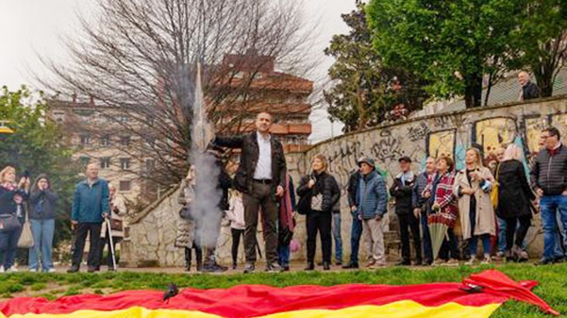 Sozialistek Errepublika Eguna ospatu zuten txapliguen artean