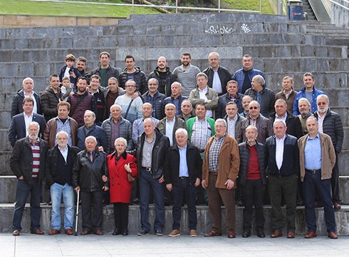 Sporting foball-zaletu taldeko entrenatzailea izan den Manuel Fernandez agurtu zuten zapatuan