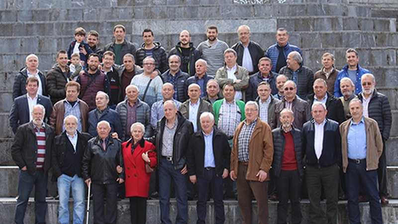 Sporting foball-zaletu taldeko entrenatzailea izan den Manuel Fernandez agurtu zuten zapatuan