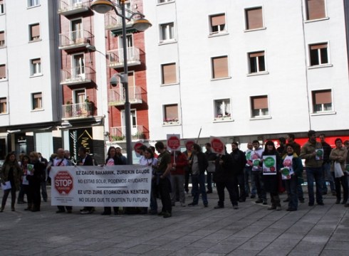 Stop Desahucios plataformak epaitegi parean elkarretaratzea egin du