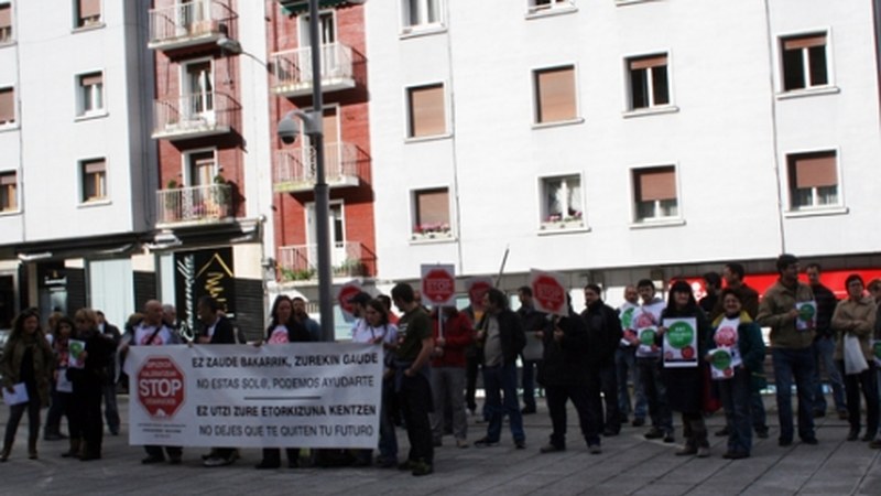 Stop Desahucios plataformak epaitegi parean elkarretaratzea egin du