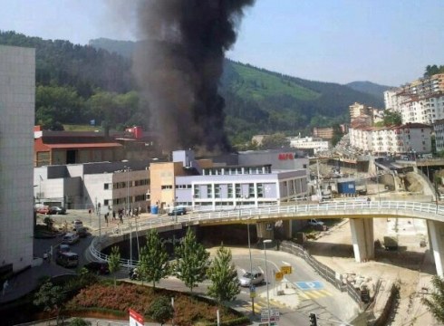 Sua piztu da Alfan makina batek eztanda egin eta gero