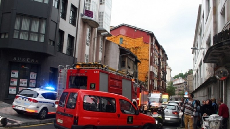 Sua piztu da Bidebarrietako etxe batean