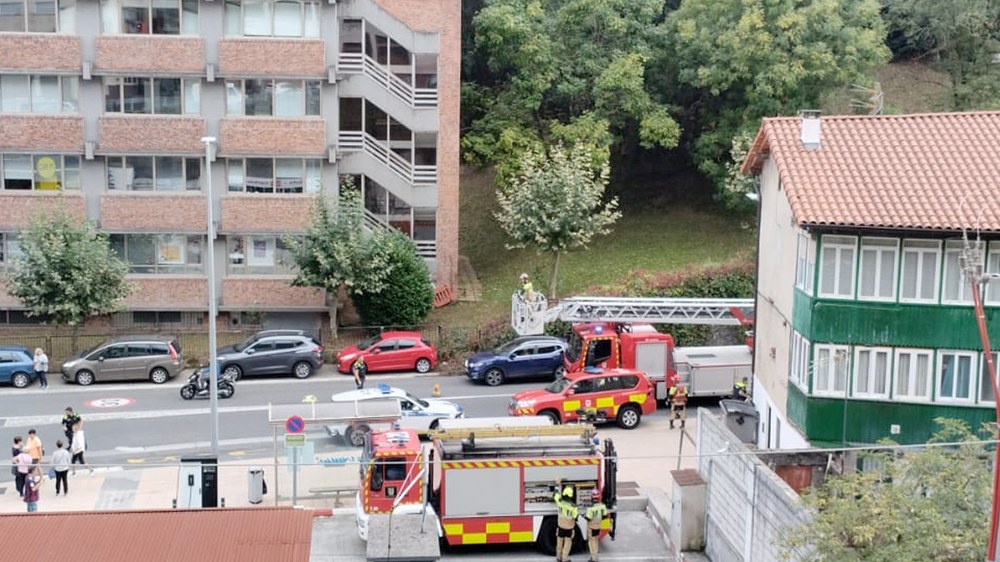 Suhiltzaileak teilak erretiratzen ari dira Otaolako eraikin batean