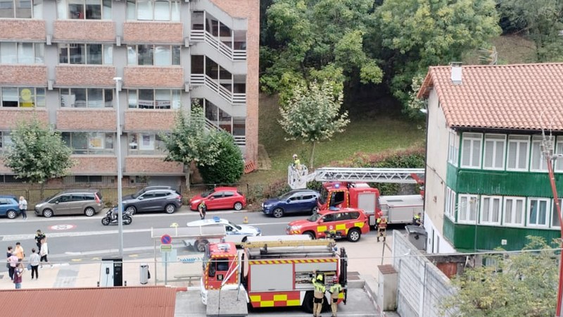 Suhiltzaileak teilak erretiratzen ari dira Otaolako eraikin batean