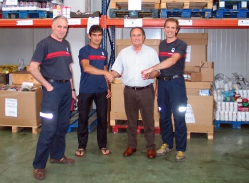 Suhiltzaileek greba eguneko soldata dohaintzan eman diote Bergarako Elikagai Bankuari