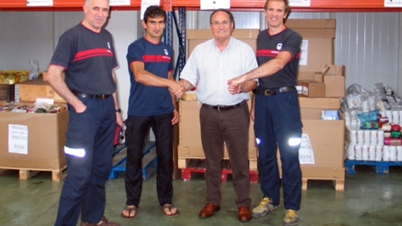 Suhiltzaileek greba eguneko soldata dohaintzan eman diote Bergarako Elikagai Bankuari