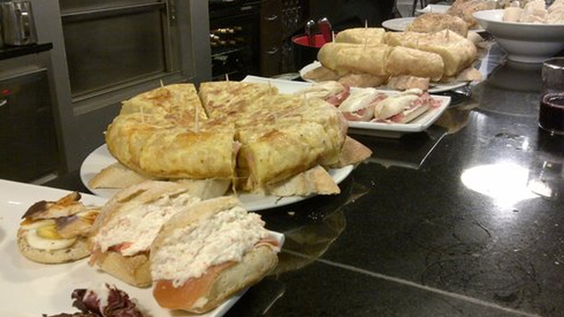 Tabernak eta jatetxeak 00:00ak arte zabaltzeko baimena emango du LABIk