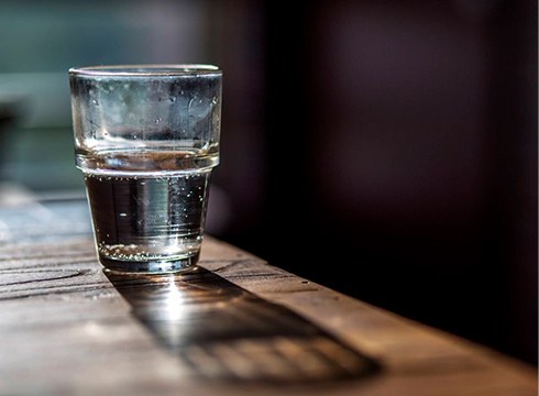 Tabernek eta jatetxeek iturriko ura dohainik eskaini beharko dute aurrerantzean