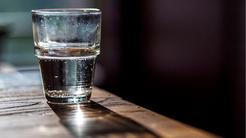 Tabernek eta jatetxeek iturriko ura dohainik eskaini beharko dute aurrerantzean