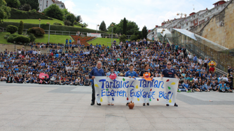 Tantanez tantan Eibarren euskararen olatu erraldoia osatu dugu