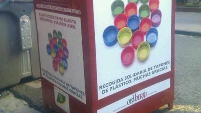 Tapoi-bilketa solidariorako edukiontzia ipini dute Calbetón kalean