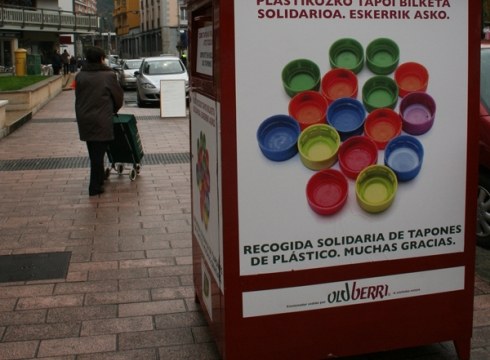 Tapoiak batzeko edukiontzi berria Urkizun