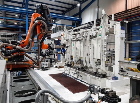 Tekniker parte hartzen ari da Aernnovak gidatutako roboten bidezko proiektu batean