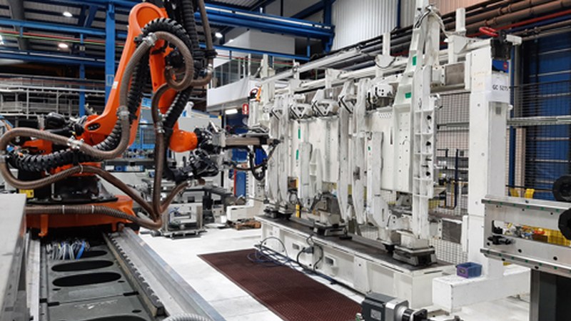 Tekniker parte hartzen ari da Aernnovak gidatutako roboten bidezko proiektu batean