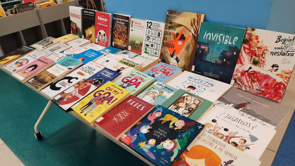 "Teknologia eta osasun mentala" irakurketa gida berria prestatu du Liburutegiak Altxau Burua elkartearekin elkarlanean