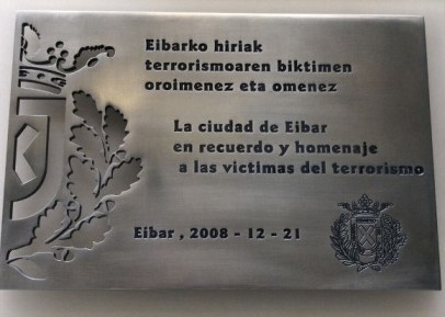 Terrorismoaren eta indarkeriaren biktimen omenezko ekitaldiak antolatu ditu Eibarko Udalak gaurko