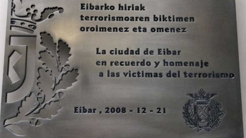 Terrorismoaren eta indarkeriaren biktimen omenezko ekitaldiak antolatu ditu Eibarko Udalak gaurko