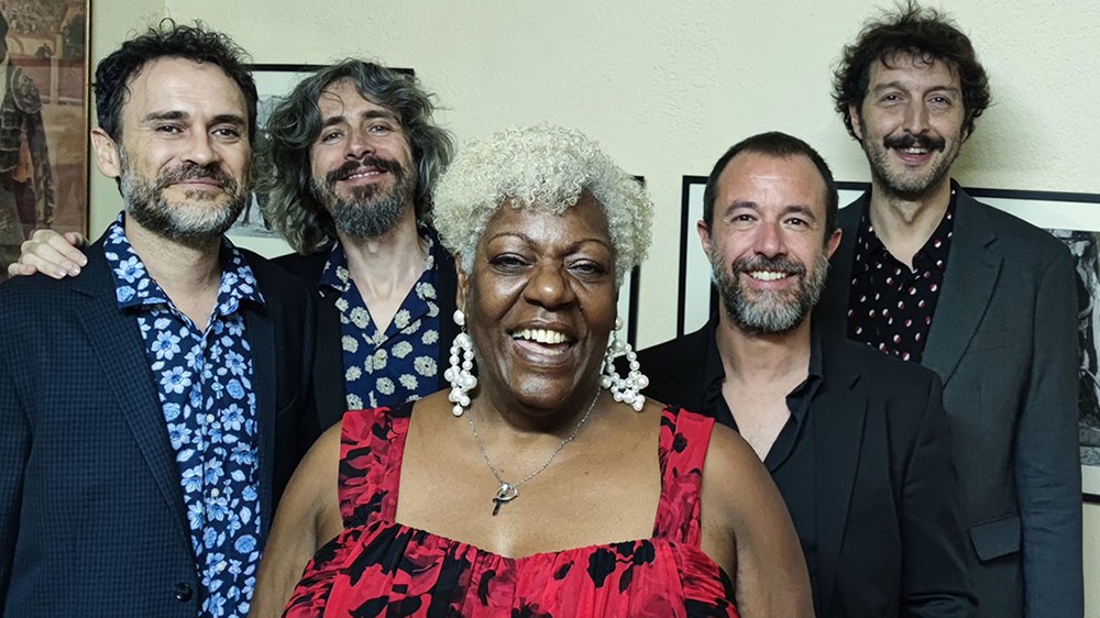 Tia Carroll Blues Band-ek joko du domekan Coliseon