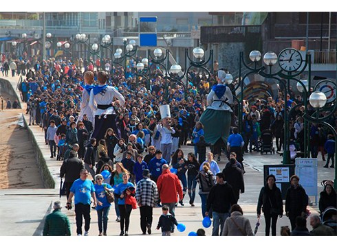 Tonu guztietako urdinak autismoa dutenen alde domeka honetan