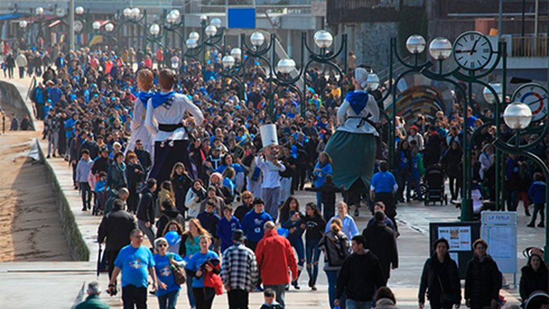 Tonu guztietako urdinak autismoa dutenen alde domeka honetan