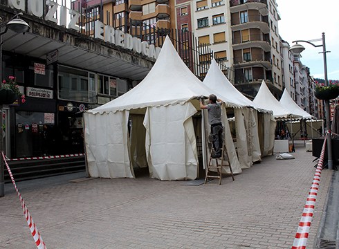 Toribio Etxebarria kaleko tabernarien terrazak estaltzeko jaimak ipintzen hasi dira